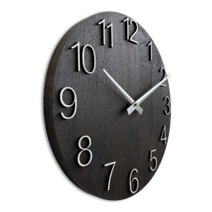 Wanduhr aus Holz mit geschnitzten Zahlen und Metallzeigern. 2