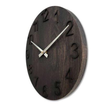 Einfache Wanduhr aus Holz mit kontrastierenden Zeigern.