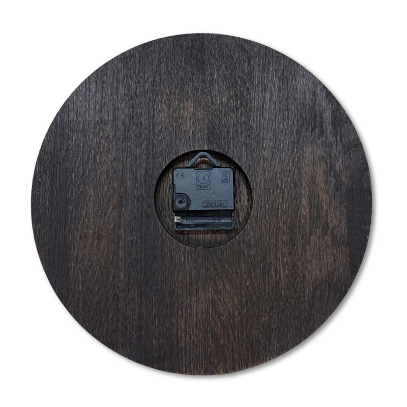 Elegante Wanduhr mit Holzrahmen und präzisem Uhrwerk.