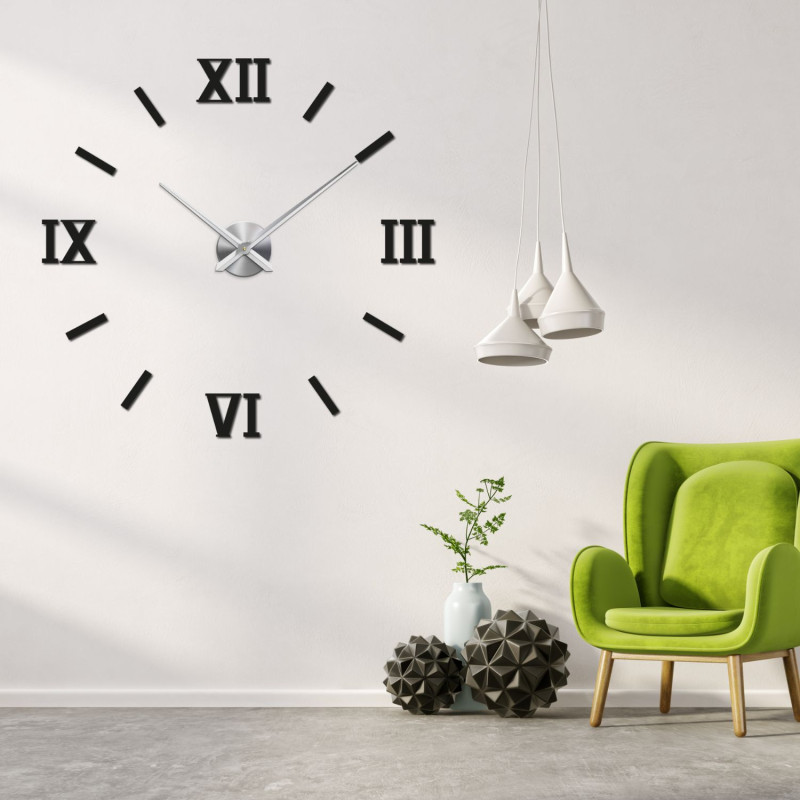 Moderne, selbstklebende römische Wanduhr in Schwarz.
