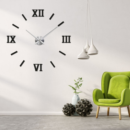 Moderne, selbstklebende römische Wanduhr in Schwarz.