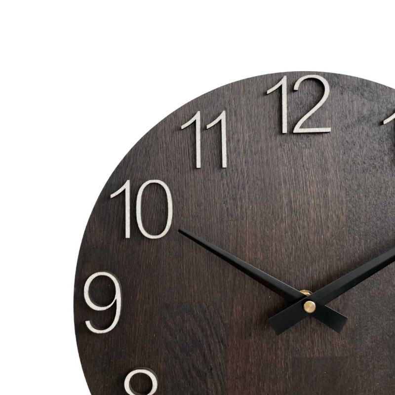 Wanduhr aus Holz mit geschnitzten Zahlen und Metallzeigern.