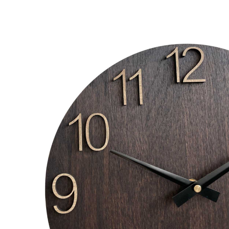 Wanduhr aus Holz mit geschnitzten Zahlen und Metallzeigern.