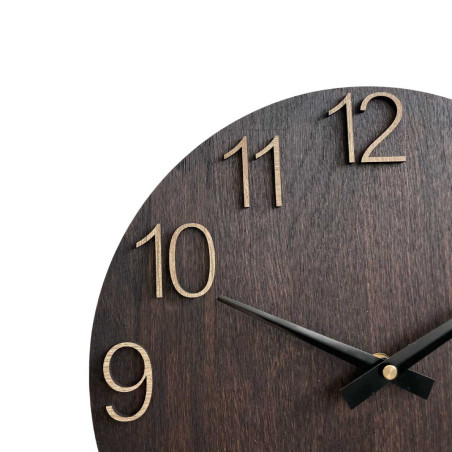 Wanduhr aus Holz mit geschnitzten Zahlen und Metallzeigern.