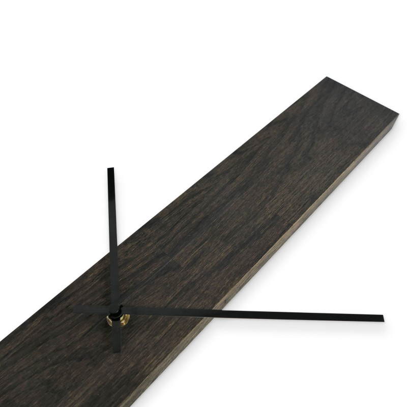 Moderne schwarze Wanduhr aus Holz