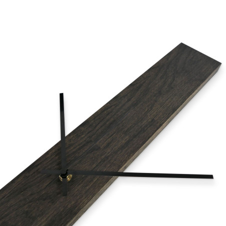 Moderne schwarze Wanduhr aus Holz