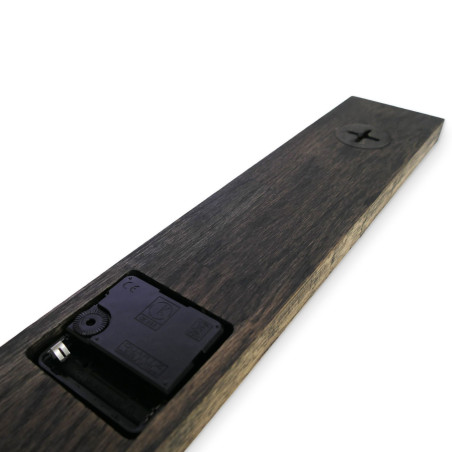 Moderne schwarze Wanduhr aus Holz