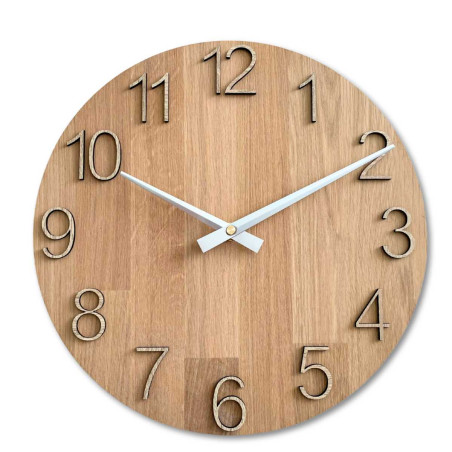 Uhr aus Massivholz mit eingravierten Zahlen und natürlichem Muster.