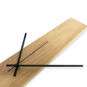 Wanduhr aus strukturiertem Holz mit minimalistischen schwarzen Zeigern und ohne Ziffern. 2