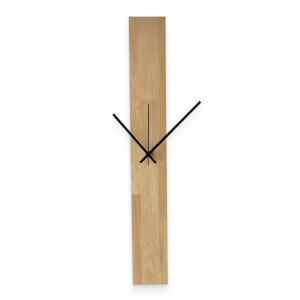 Wanduhr aus strukturiertem Holz mit minimalistischen schwarzen Zeigern und ohne Ziffern.