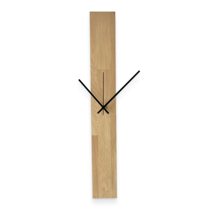 Wanduhr aus strukturiertem Holz mit minimalistischen schwarzen Zeigern und ohne Ziffern.