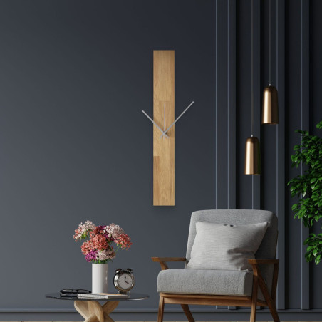 Moderne Wanduhr, an eine weiße Wand geklebt, mit schlichten schwarzen Zeigern.