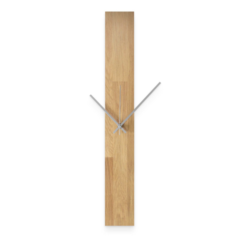 Minimalistische Uhr mit Holzsockel und schwarzen Zeigern, ohne Ziffern.