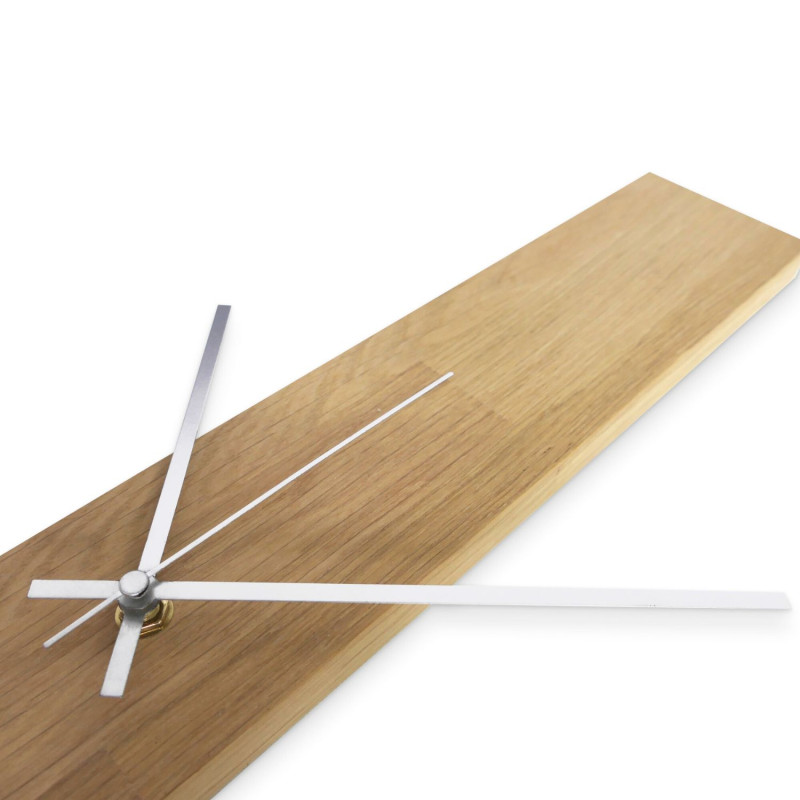 Minimalistische Uhr mit Holzsockel und schwarzen Zeigern, ohne Ziffern.