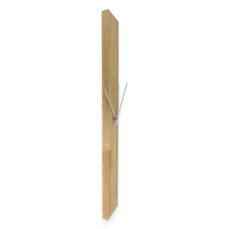 Wanduhr aus Holz mit schlichtem Design und schwarzen Zeigern.