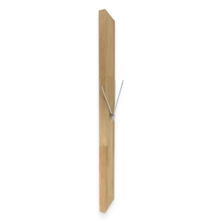Wanduhr aus Holz mit schlichtem Design und schwarzen Zeigern.