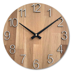 Wanduhr aus Holz mit sichtbarer Materialstruktur und glatter Oberfläche.