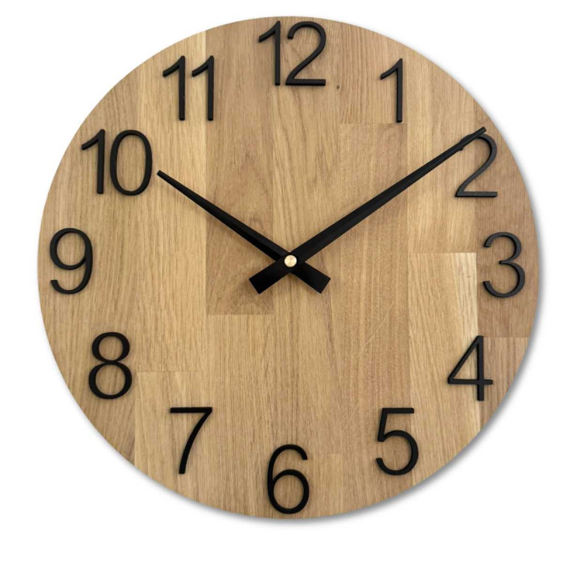 Wanduhr aus Holz mit runder Form und dezentem Naturmotiv.