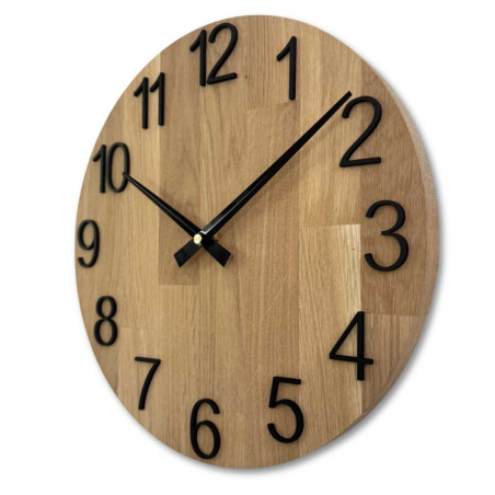 Runde Uhr aus Naturholz mit kontrastierenden Metallzeigern.