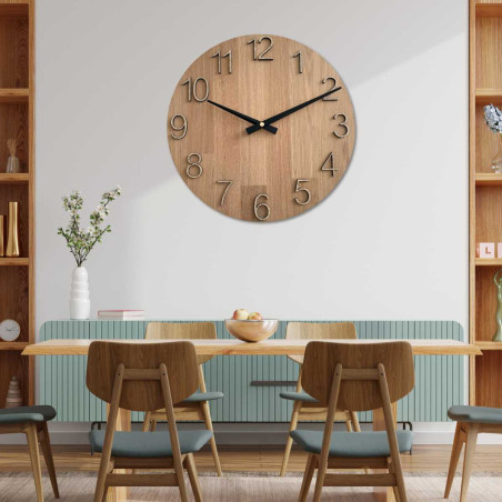 Holzuhr mit symmetrischer Form und einem von Naturmotiven inspirierten Ausschnitt.