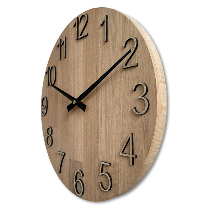 Wanduhr aus Holz mit sichtbarer Materialstruktur und glatter Oberfläche.