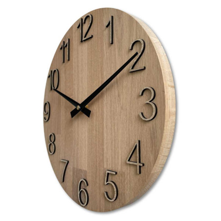 Wanduhr aus Holz mit sichtbarer Materialstruktur und glatter Oberfläche.