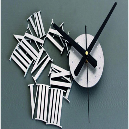 Kunststoff-Wanduhr für Kinder aus Plexiglas. Trendige Wanduhr als Geschenk. Xmomo Uhr. Acryl-Uhr