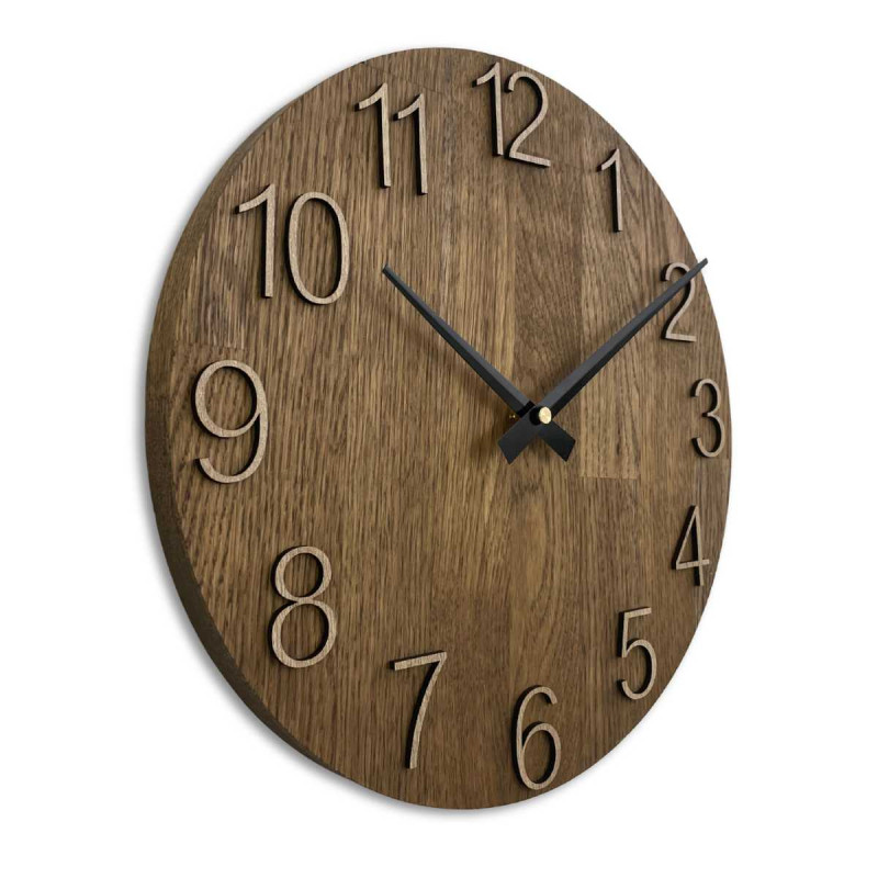 Eine Nahaufnahme eines Holzzifferblatts mit einem dezenten Ausschnitt im natürlichen Stil.