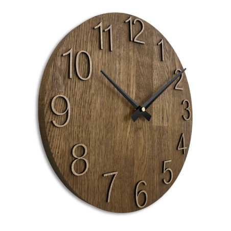 Eine Nahaufnahme eines Holzzifferblatts mit einem dezenten Ausschnitt im natürlichen Stil.