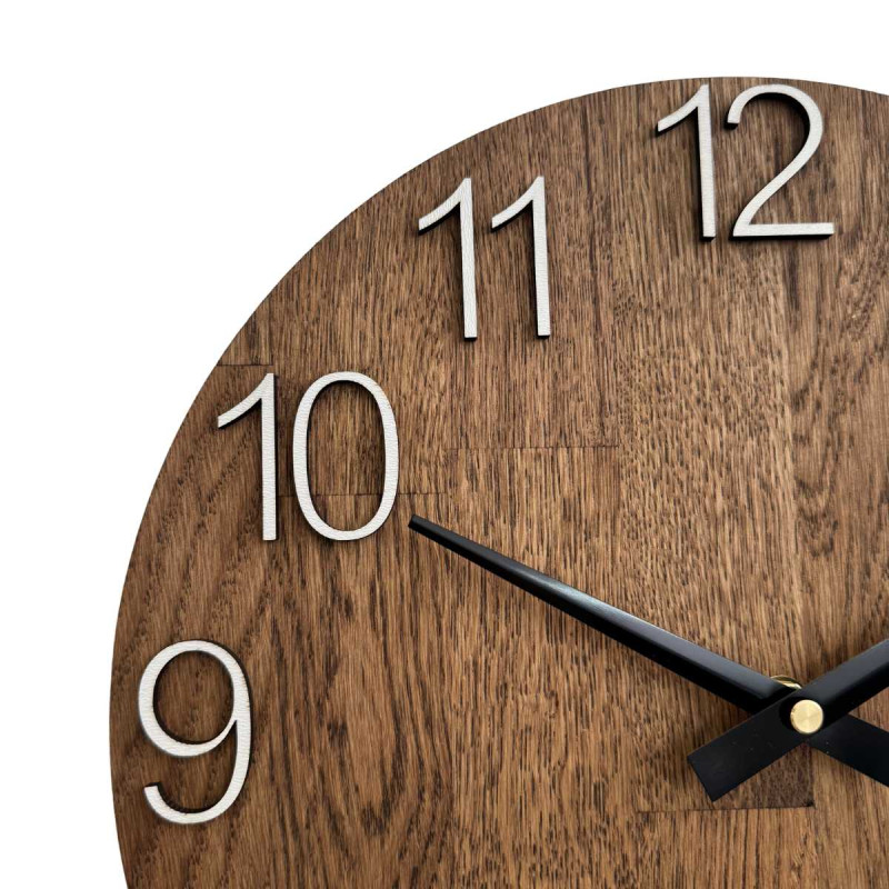 Geschnitzte Holzuhr mit einfachem Zifferblatt und minimalistischem Design.