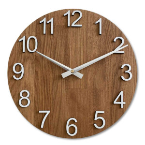 Holzwanduhr in runder Form mit dezentem Naturmotiv.