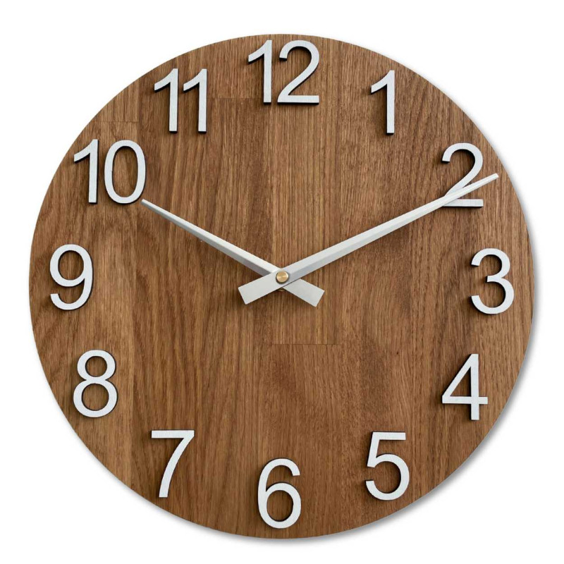 Holzwanduhr in runder Form mit dezentem Naturmotiv.