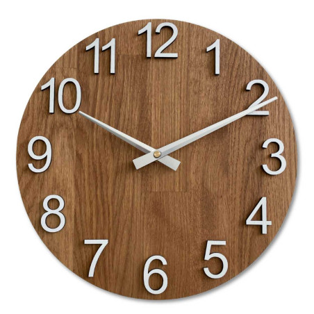 Holzwanduhr in runder Form mit dezentem Naturmotiv.