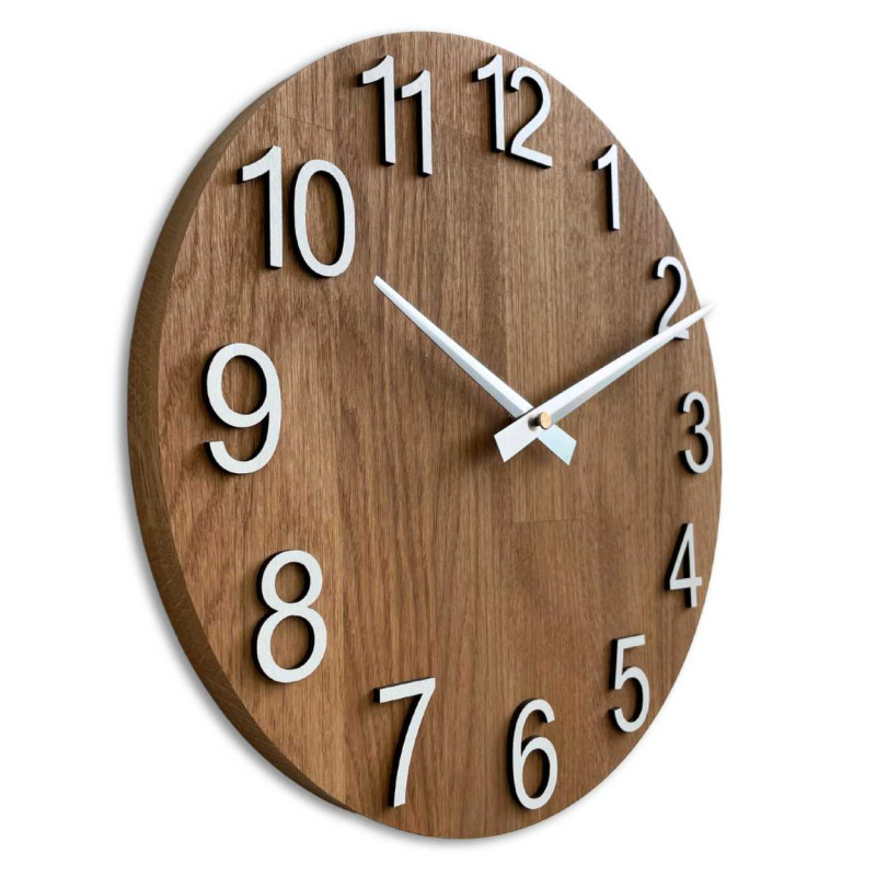 Runde Uhr aus Naturholz mit kontrastierenden Metallzeigern.