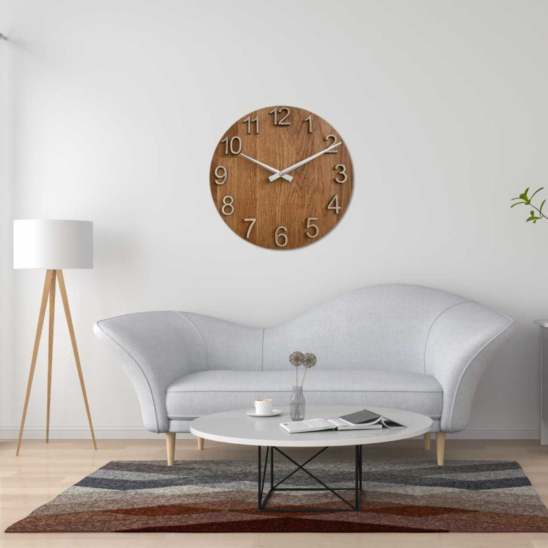 Nahaufnahme eines Zifferblatts aus Holz mit einer dezenten Aussparung im natürlichen Stil.