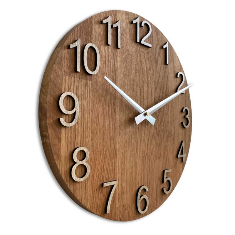 Holzuhr mit symmetrischer Form und einem von Naturmotiven inspirierten Ausschnitt.