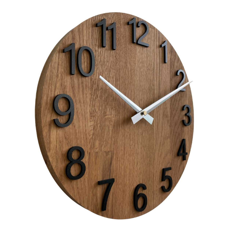 Runde Uhr mit einem dekorativen Ausschnitt in der Mitte und einem filigranen Holzmaserung.