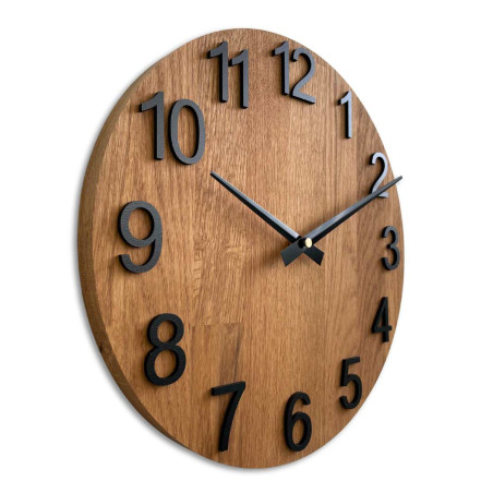 Minimalistische runde Uhr mit Zahlen und Zeigern