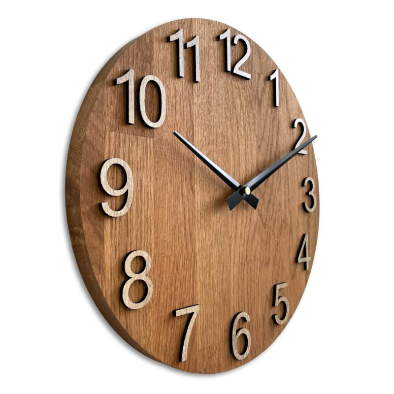 Einfache Uhr mit übersichtlichem Zifferblatt