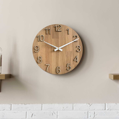 Moderne Wanduhr aus strapazierfähigem Material
