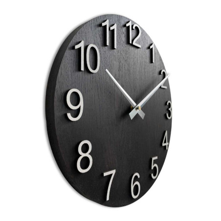 Wanduhr aus Holz mit runder Form und silbernen Zeigern