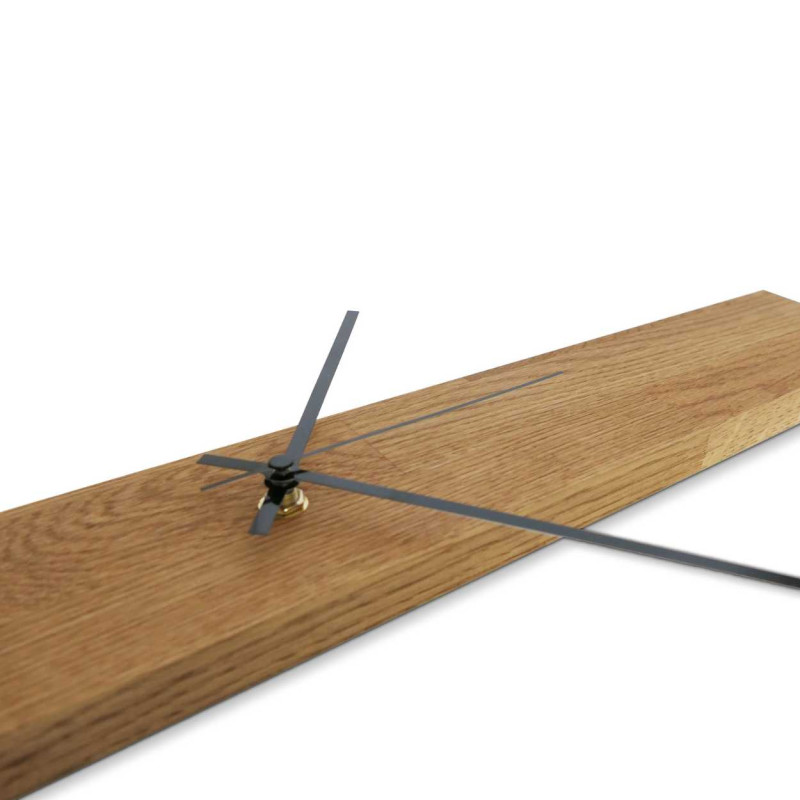 Minimalistische Holzuhr in Form einer schmalen Tafel mit silbernen und schwarzen Zeigern.