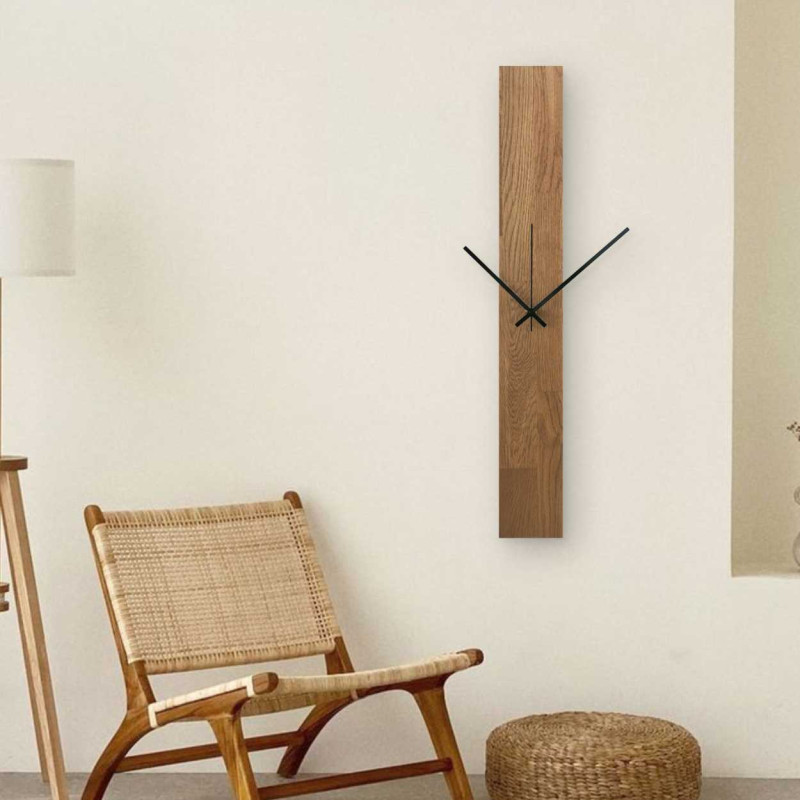 Vertikale Holzuhr mit kombinierten schwarzen und silbernen Zeigern ohne Zahlen.