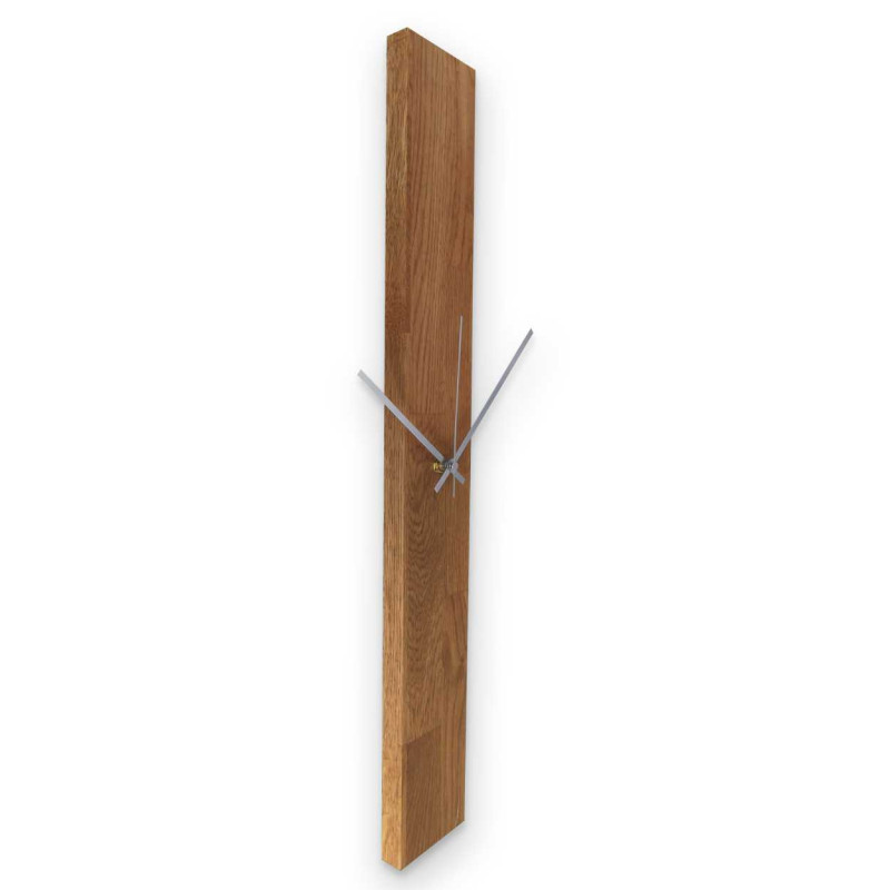 Eine einfache Wanduhr aus Holz mit schlanker rechteckiger Form und zweifarbigen Zeigern.