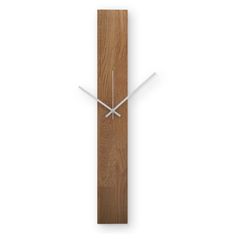 Wanduhr aus Holz mit schwarzem Metallmechanismus
