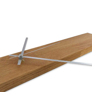 Eine Uhr aus Naturholz mit markantem Muster und kontrastierenden silbernen und schwarzen Zeigern. 2