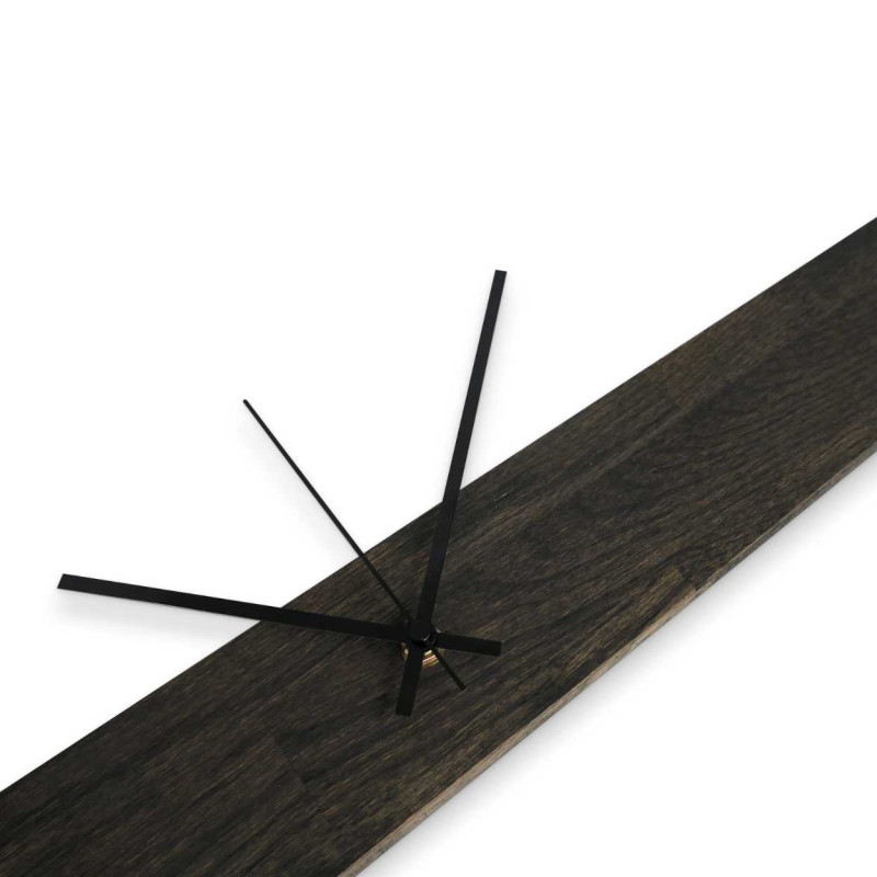 Wanduhr aus Naturholz mit schlichten schwarzen Zeigern