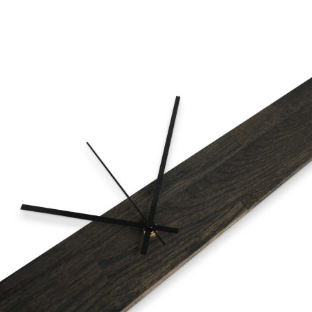 Wanduhr aus Naturholz mit schlichten schwarzen Zeigern