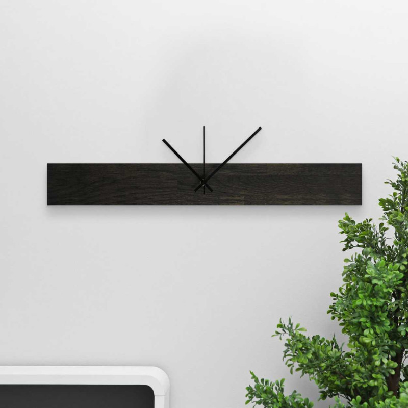 Minimalistische Holzuhr mit Mittelachse und klarem Design