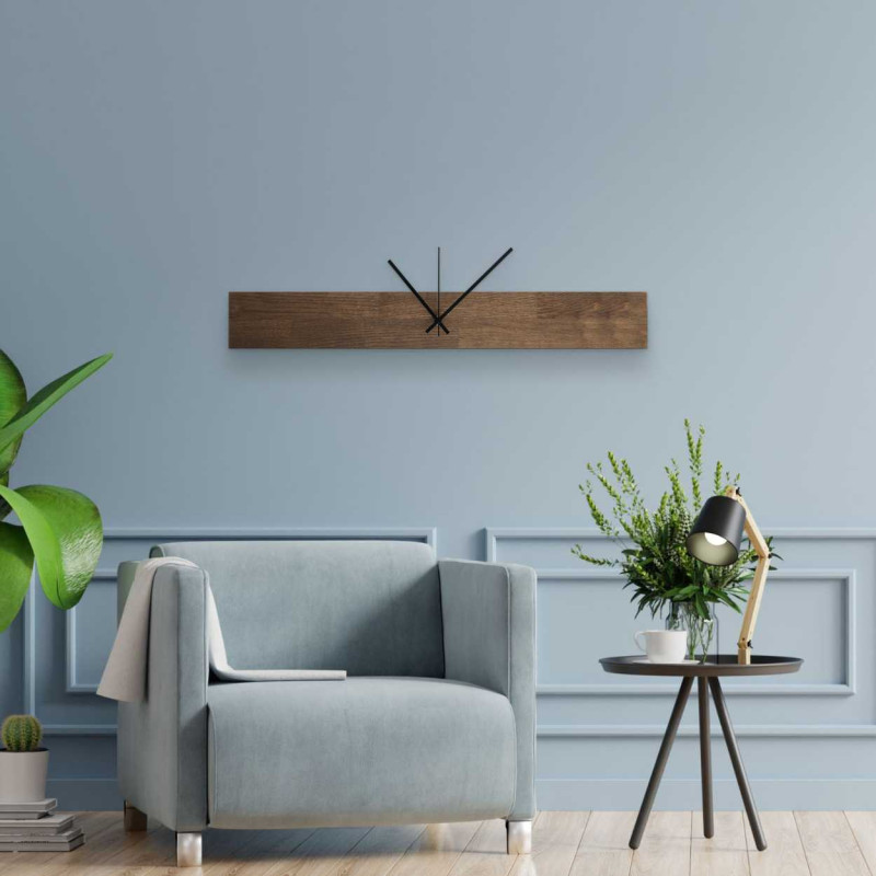 Elegante Holzuhr mit natürlicher Holzmaserung